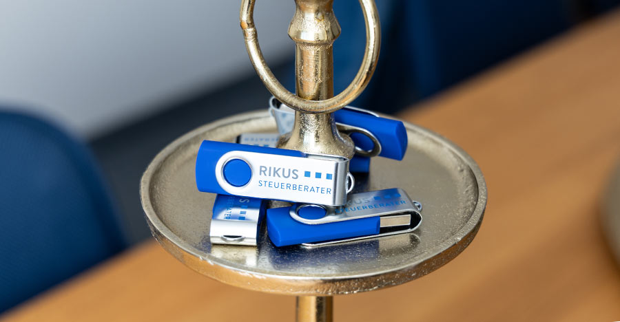 USB Sticks mit Rikus Aufdruck